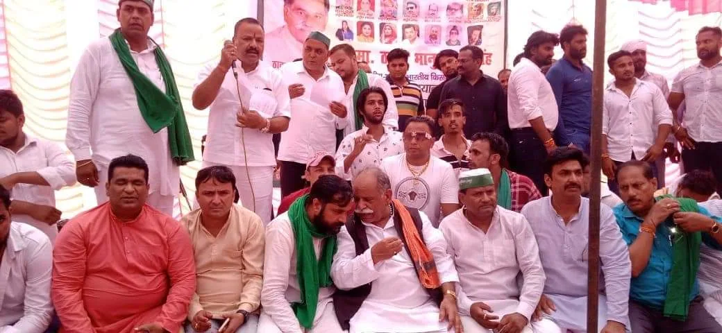 मुख्य अभियंता (बिजली विभाग) के खिलाफ अलीगढ़ में किसान महापंचायत करते राष्ट्रीय अध्यक्ष ठाकुर भानु प्रताप सिंह जी।