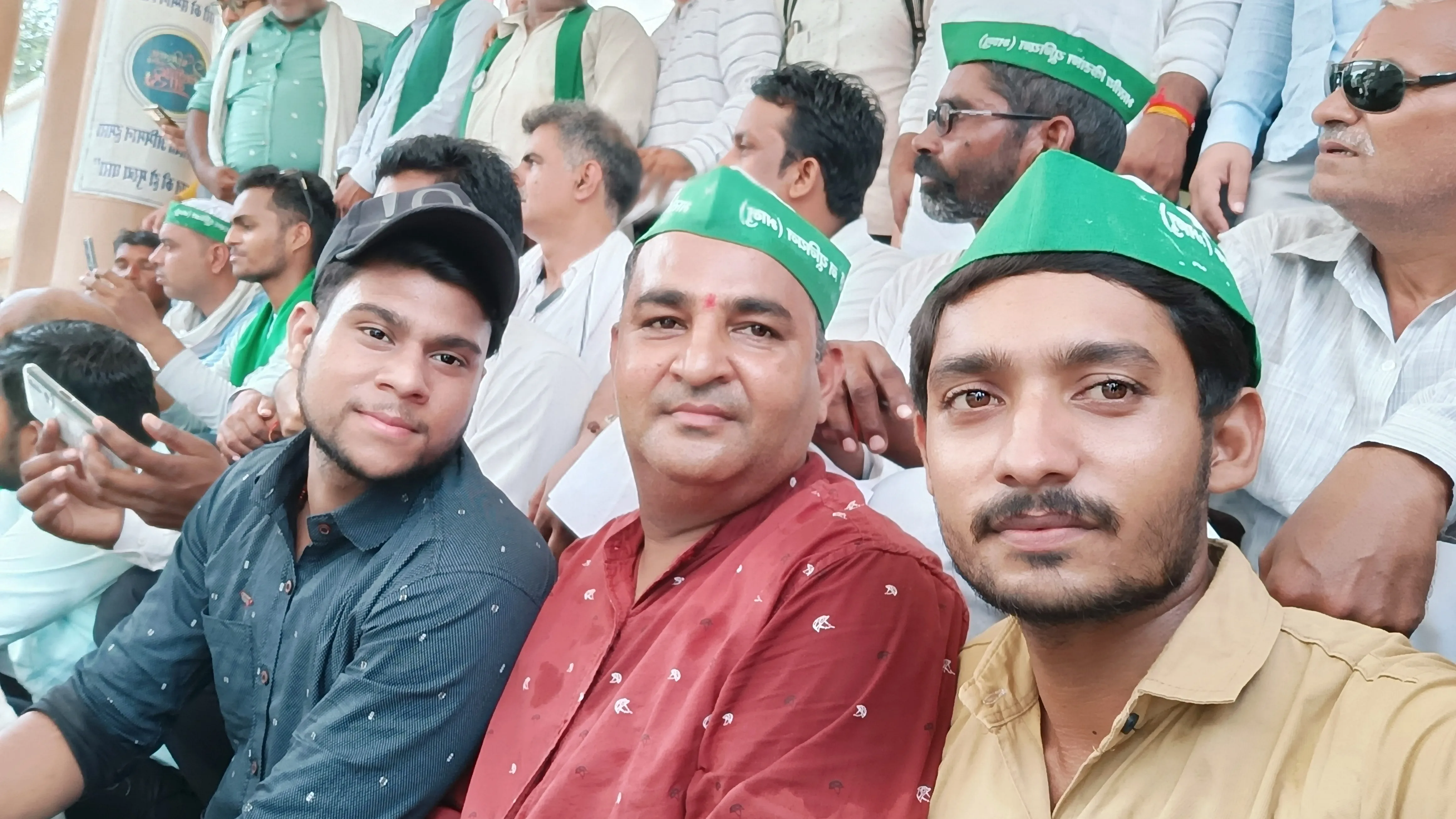अलीगढ़ जिले में बन विभाग के अधिकारियों द्वारा रिश्वत के खिलाफ प्रदर्शन एवम जिलाधिकारी महोदय को ज्ञापन 