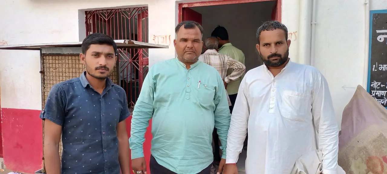 आज चंदौस डाकघर में एएसपी डाक महोदय जी को डाक बाबू की डाकघर में शराब पीने की शिकायत करते हुए